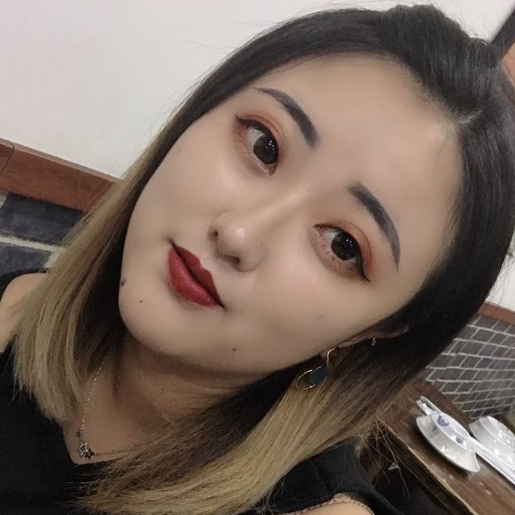 衬衫扯现代的照片