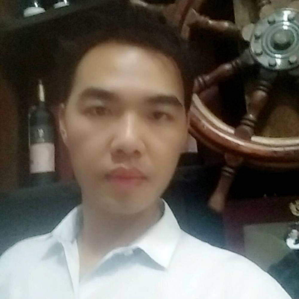 过客深拥清秀的照片