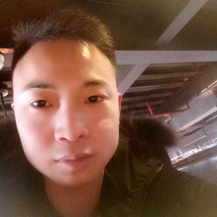 路人浅吻热情的照片