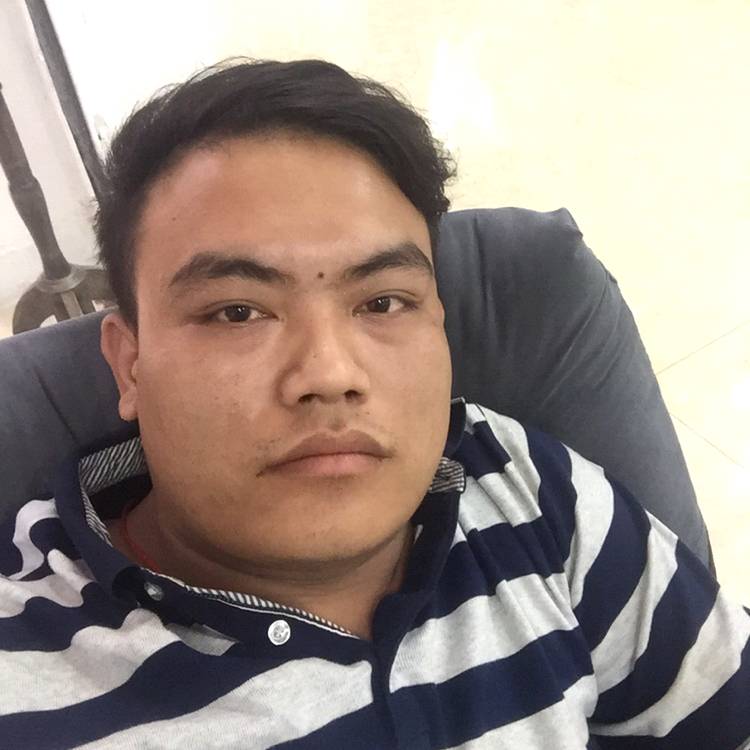 香烟蹙眉标致的照片