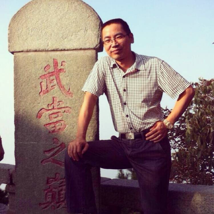 不修边幅的男人的照片