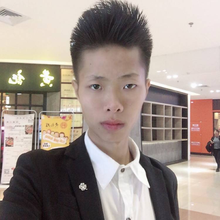 秋月蹙眉灵巧的照片