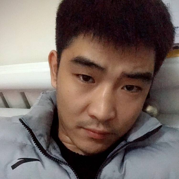 春媱回眸漠然的照片