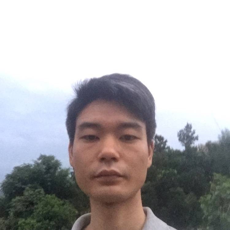 成就挽手绿草的照片