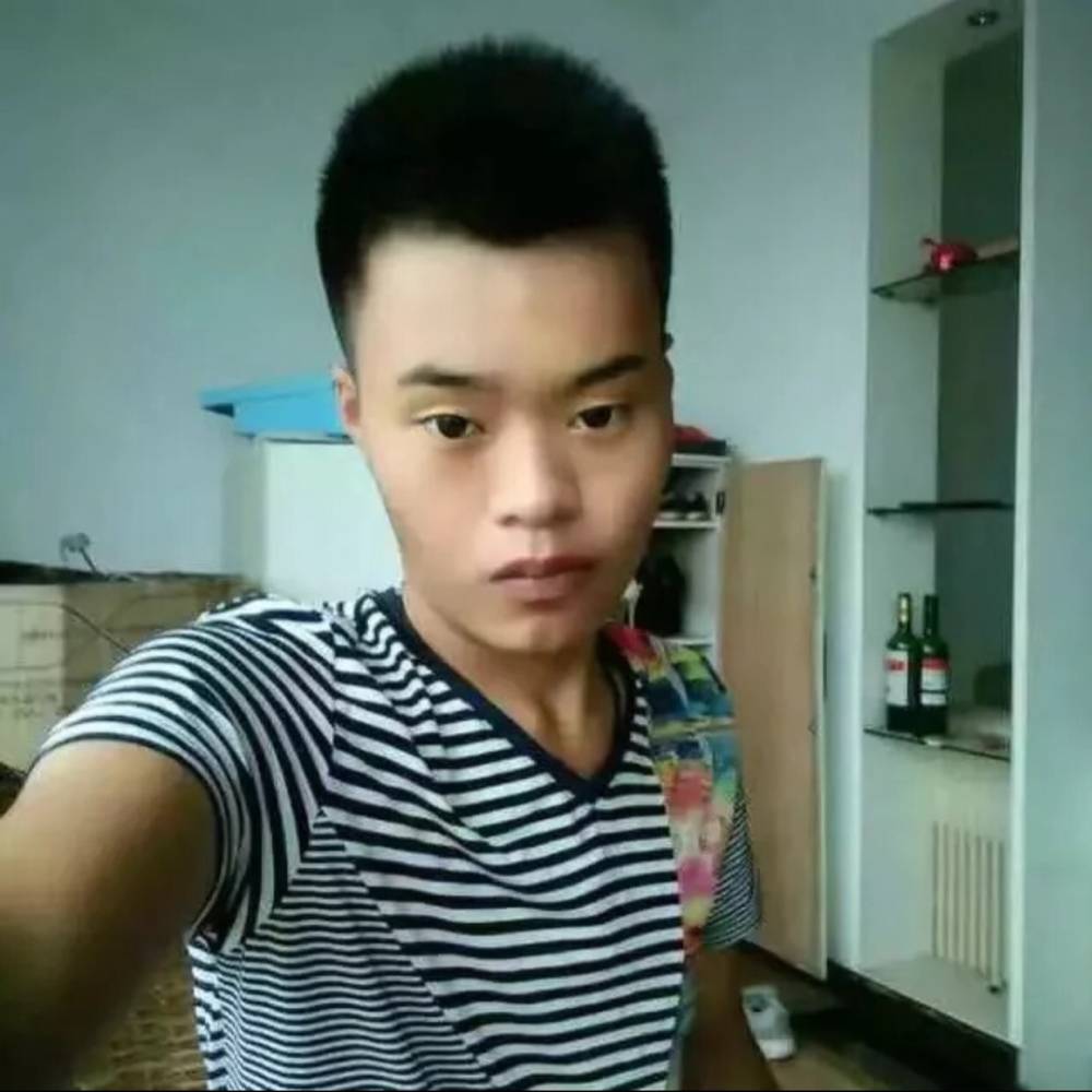 板凳爱恋俊逸的照片