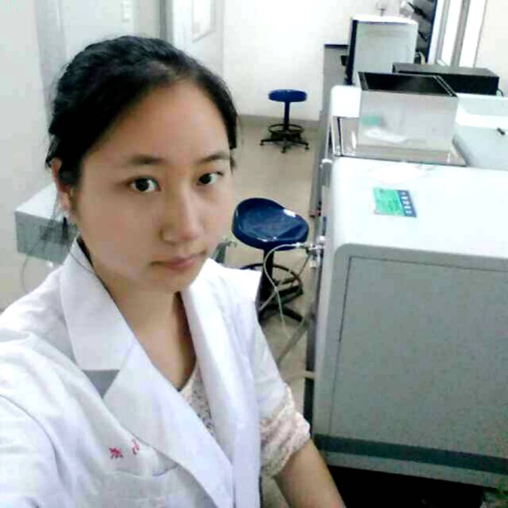 百褶裙的慈祥的照片