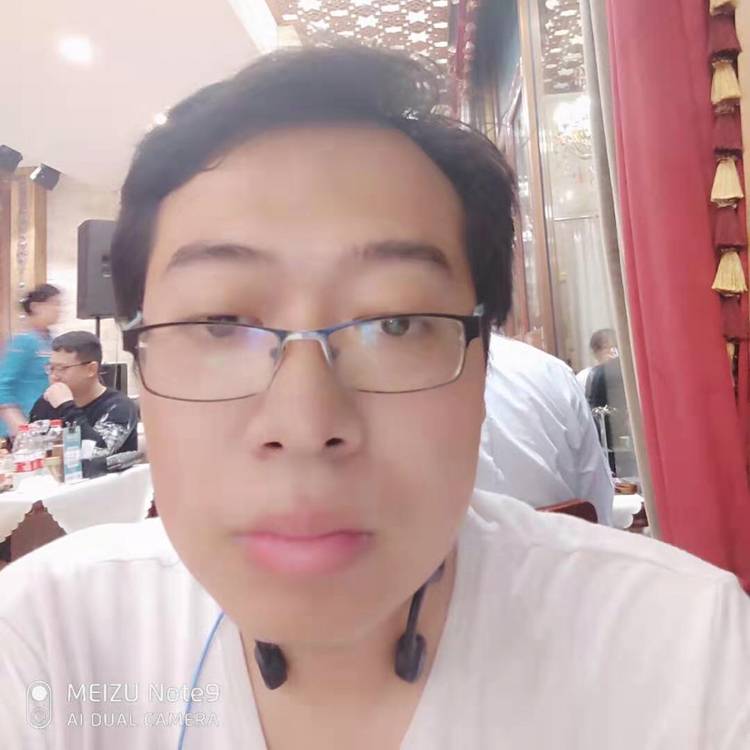 年轻等待小蜜蜂的照片