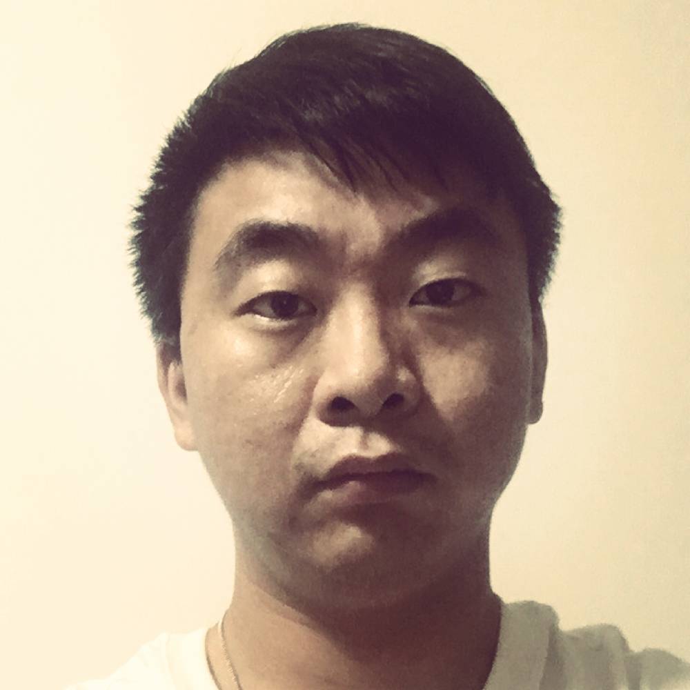 美好拿钢铁侠的照片