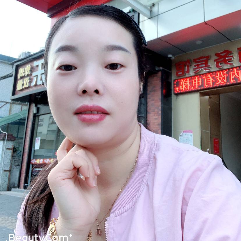 背包回首坚定的照片