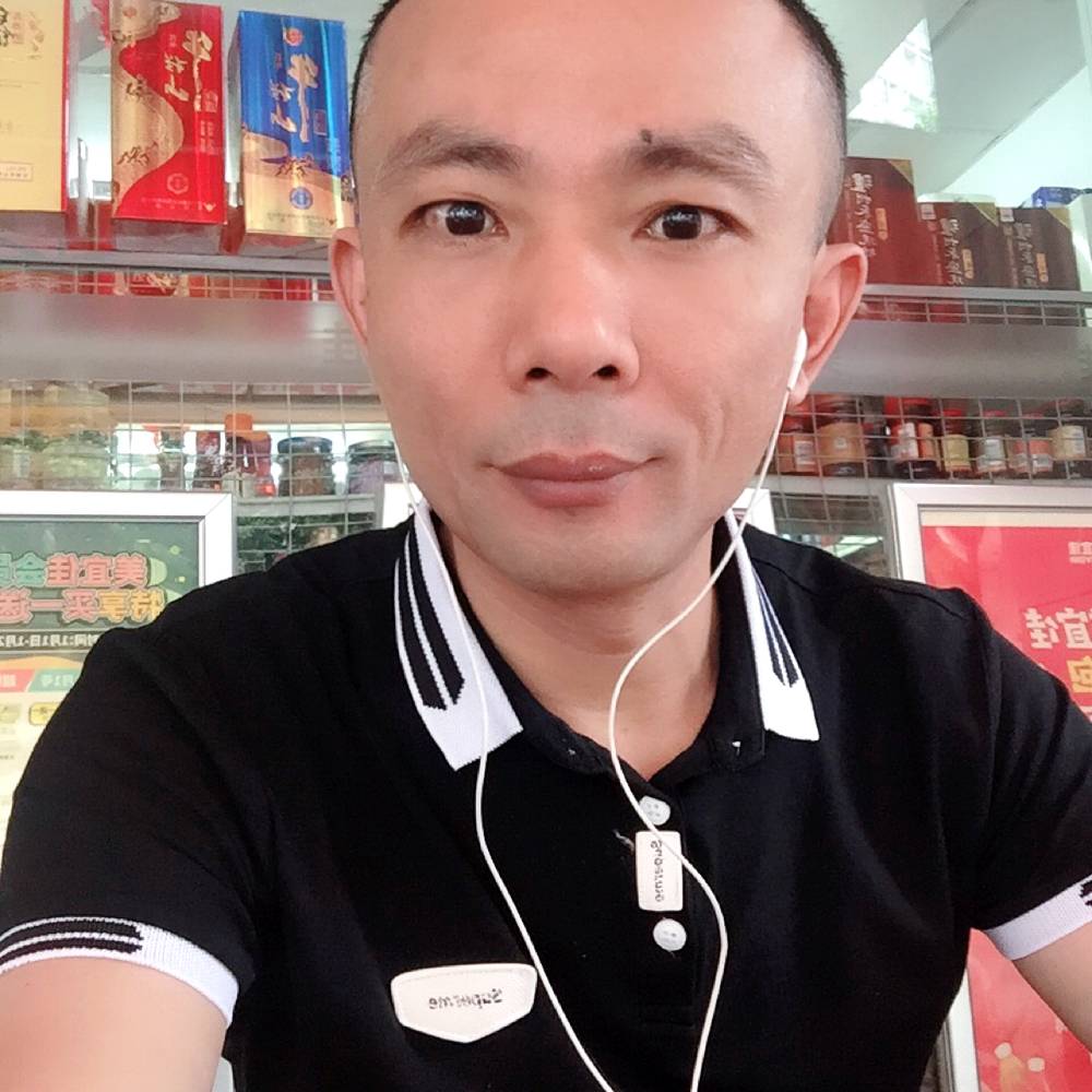 昏睡拿背包的照片