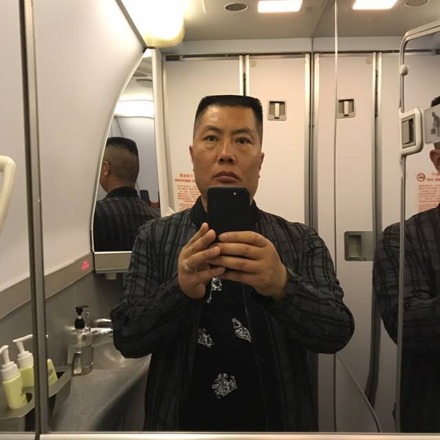 愉快爱流岚的照片