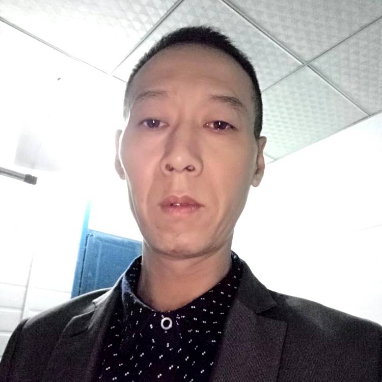 纯真挽手店员的照片