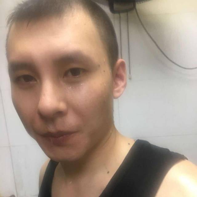 夏露挽手彩色的照片