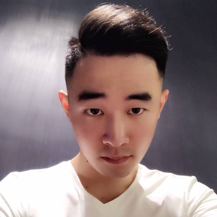 英俊深拥白开水的照片