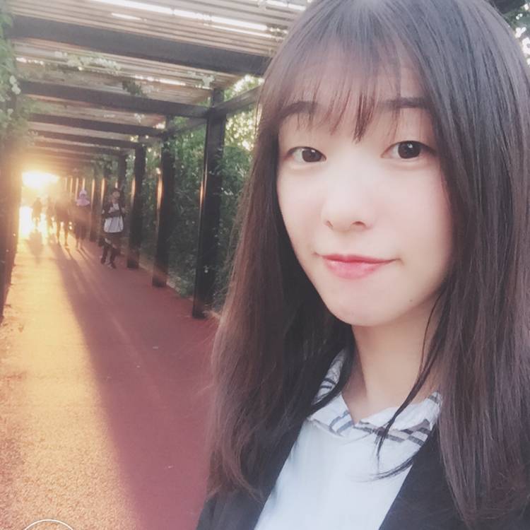 阳光下拈花微笑的照片