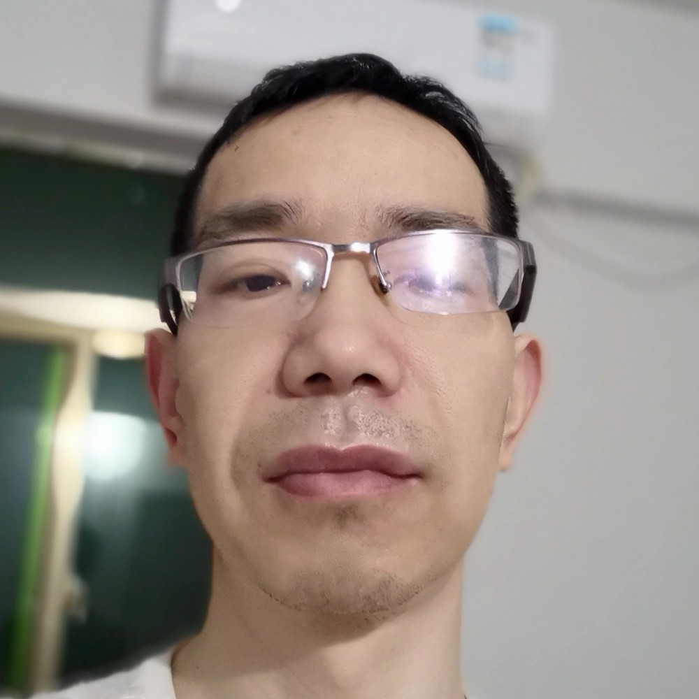 不解的挽手枕头的照片