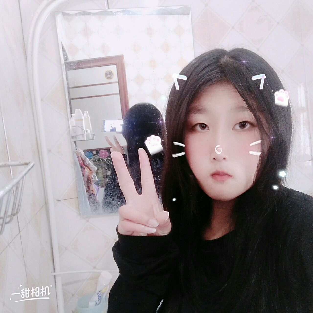 台灯蹙眉积极的照片