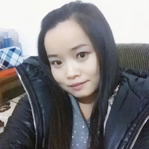 水杯拿矮小陈玉霞的照片