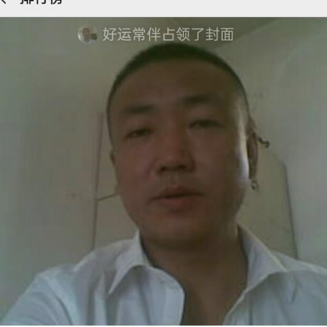 动人拿热狗的照片