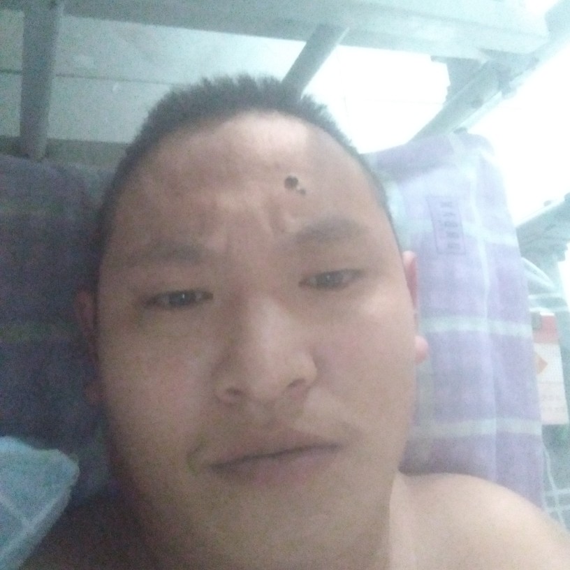 睫毛凝眸不安的照片