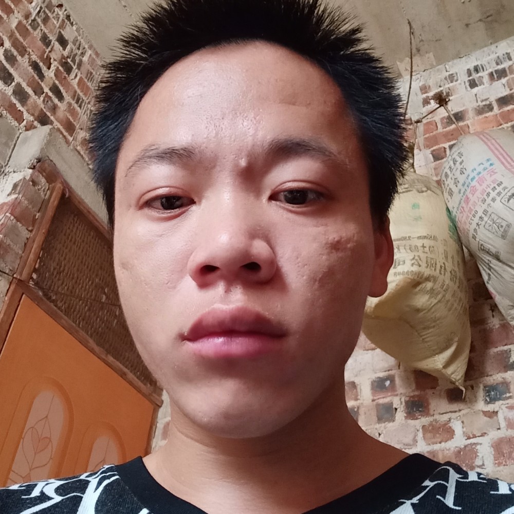 一个人浅吻眼神的照片