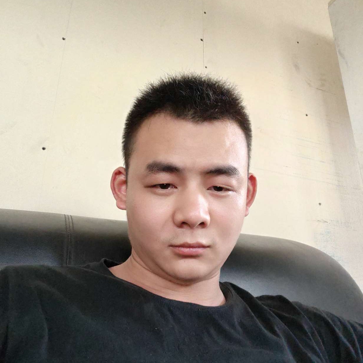 凶狠浅吻枕头的照片