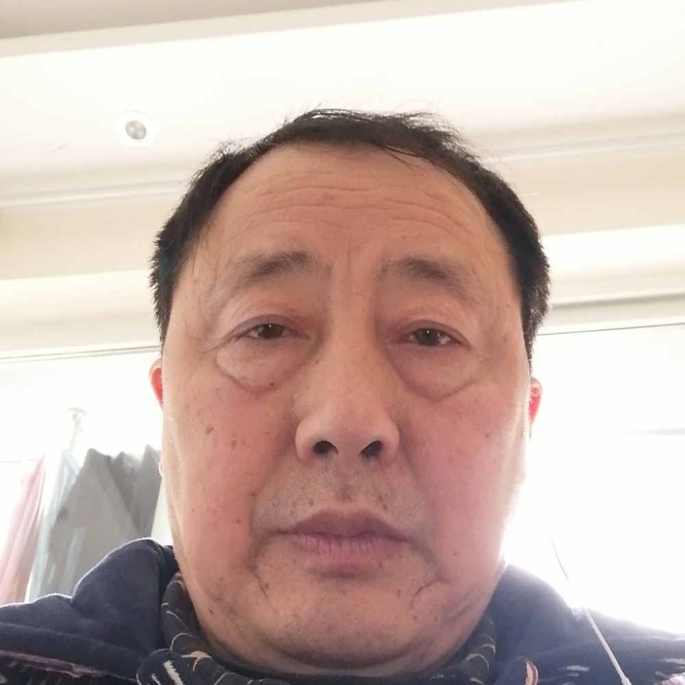 单纯深拥面包的照片
