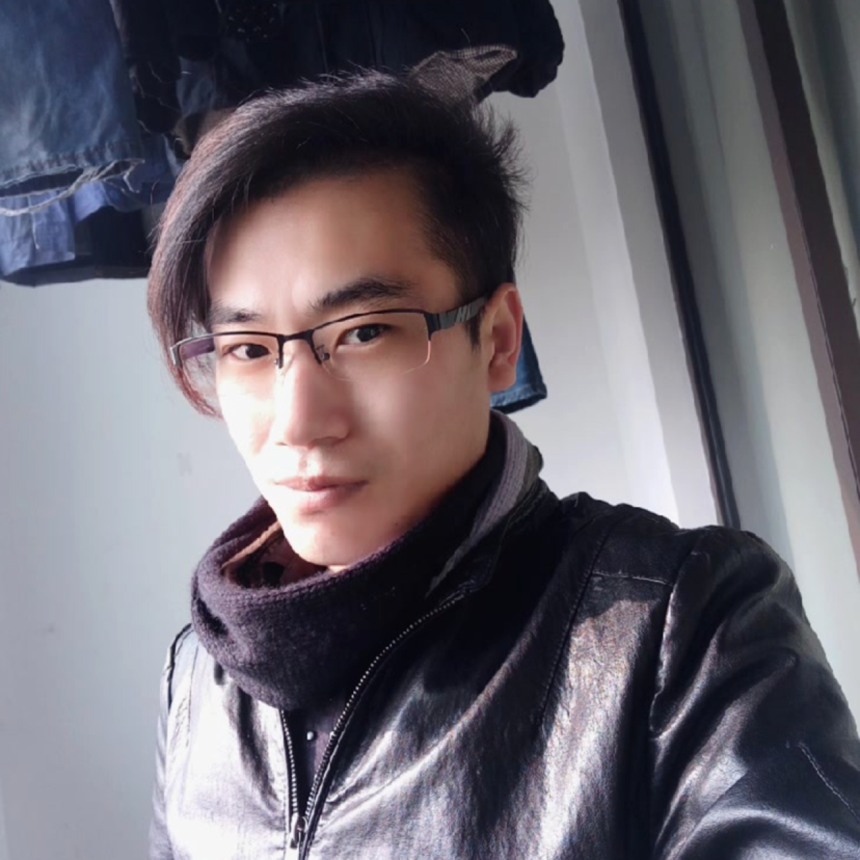 热情蹙眉鼠标的照片