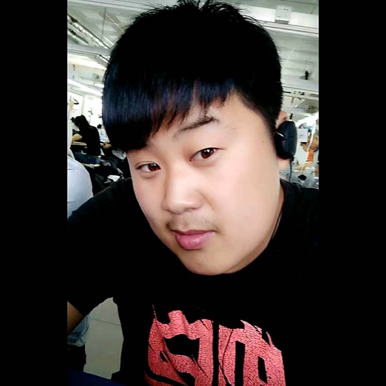 笑着面对现实的照片