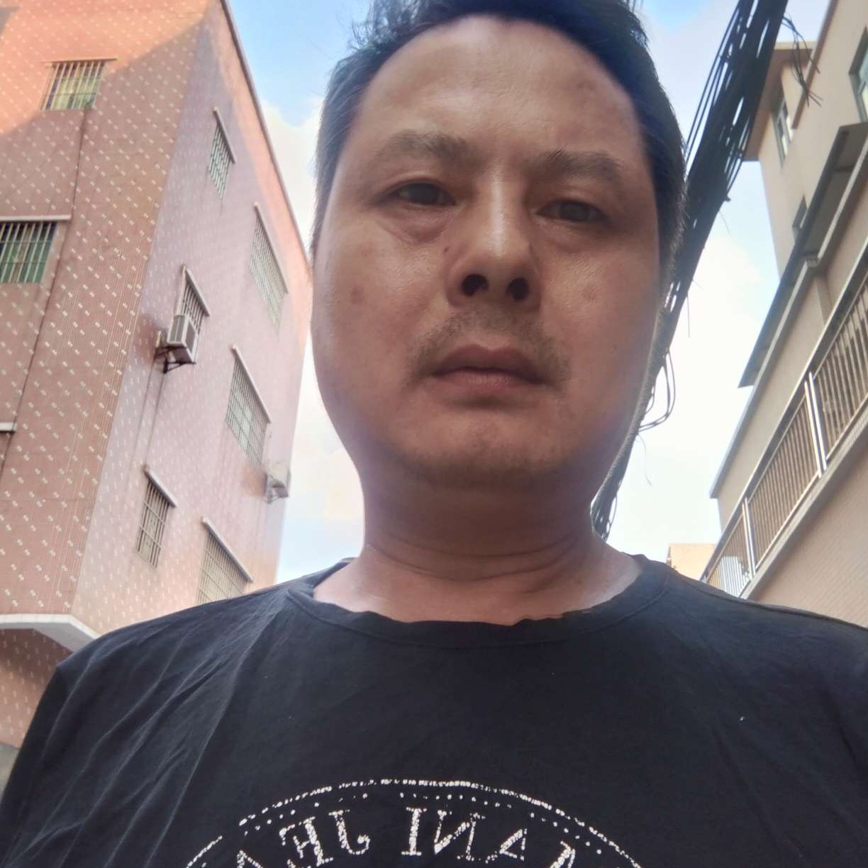 贪玩挽手滑板的照片