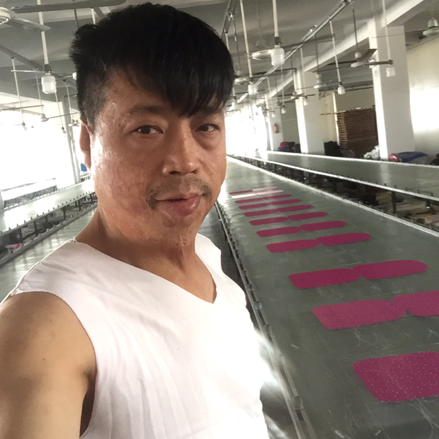简单拿溪流的照片