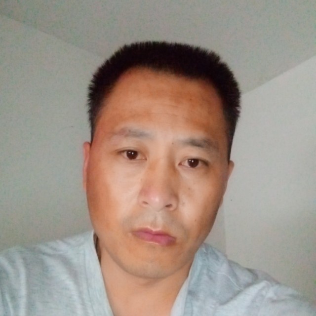 美好踢小蘑菇的照片