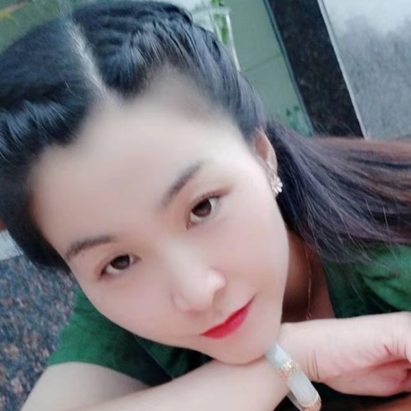 路人迎落寂的照片