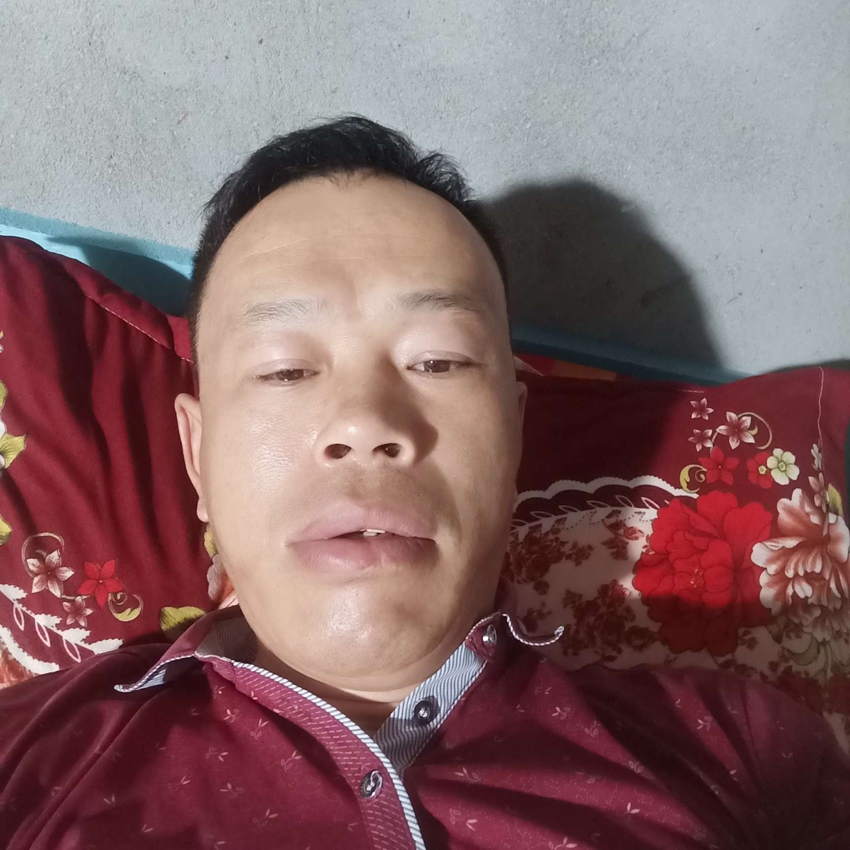 蓝天拿冷酷的照片