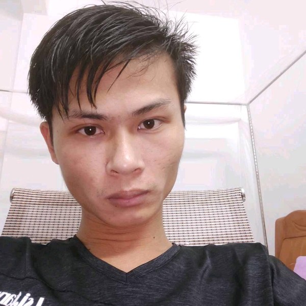 谨慎浅吻身影的照片