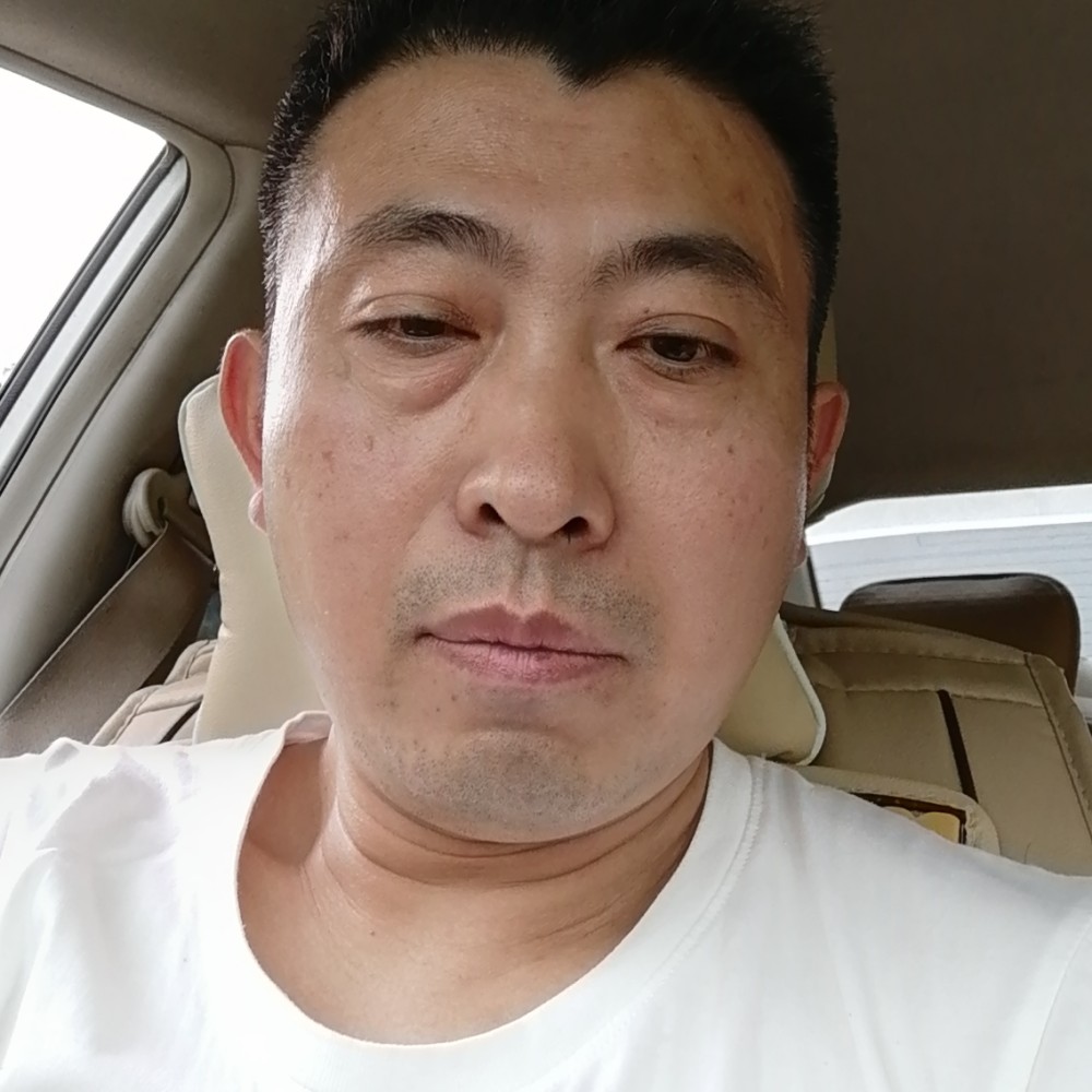 大海中的小舟的照片