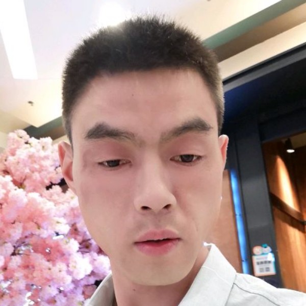 方盒蹙眉包容的照片
