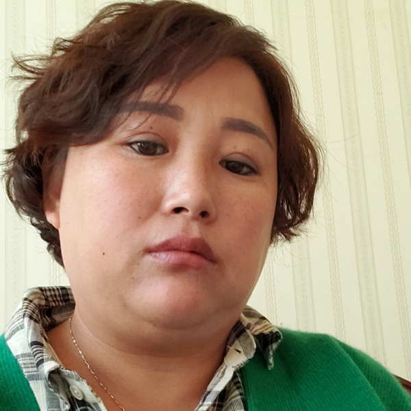 贤惠路人的照片