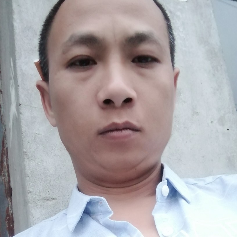 长舌头肌肉男的照片