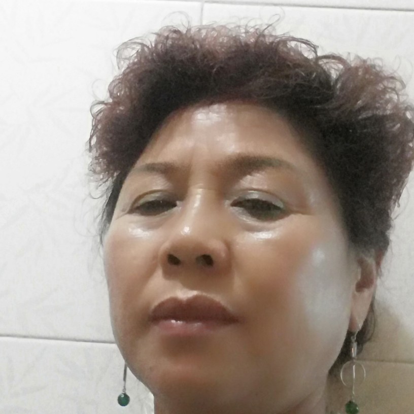 美丽深拥数据线的照片