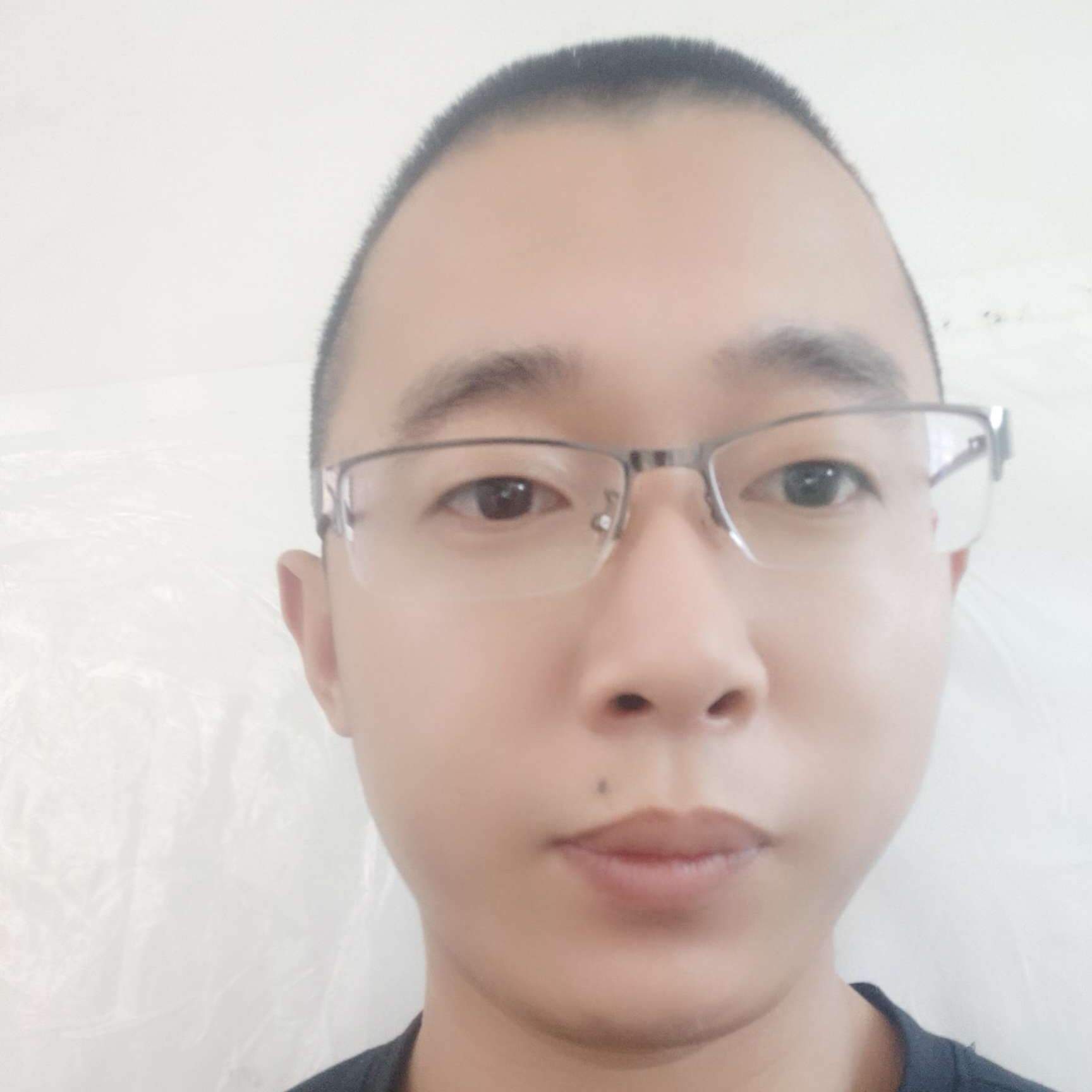 难过挽手啤酒的照片