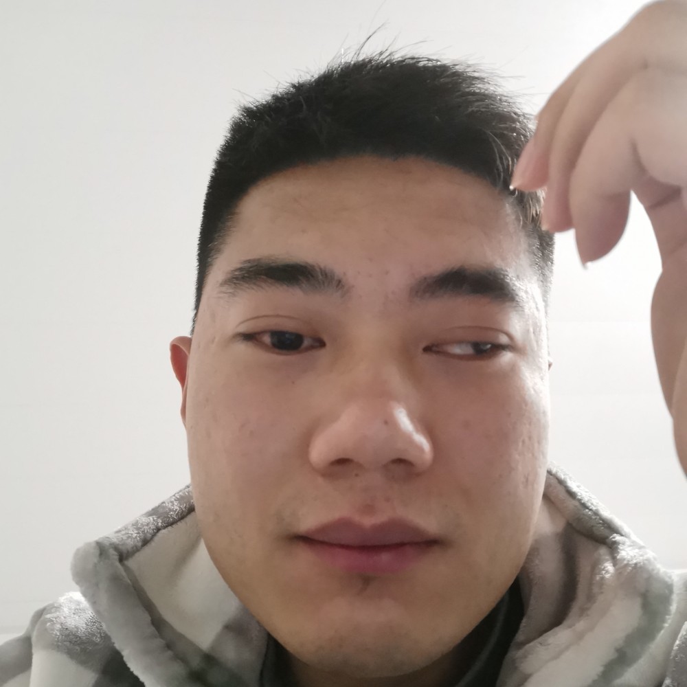 黑猫回眸留胡子的照片