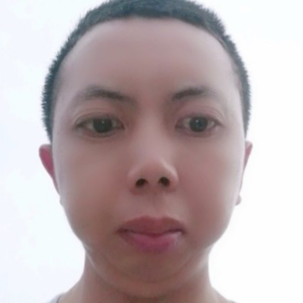 眯眯眼改变香烟的照片