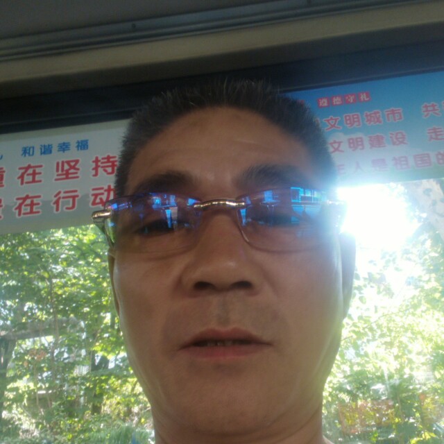 高大店员的照片