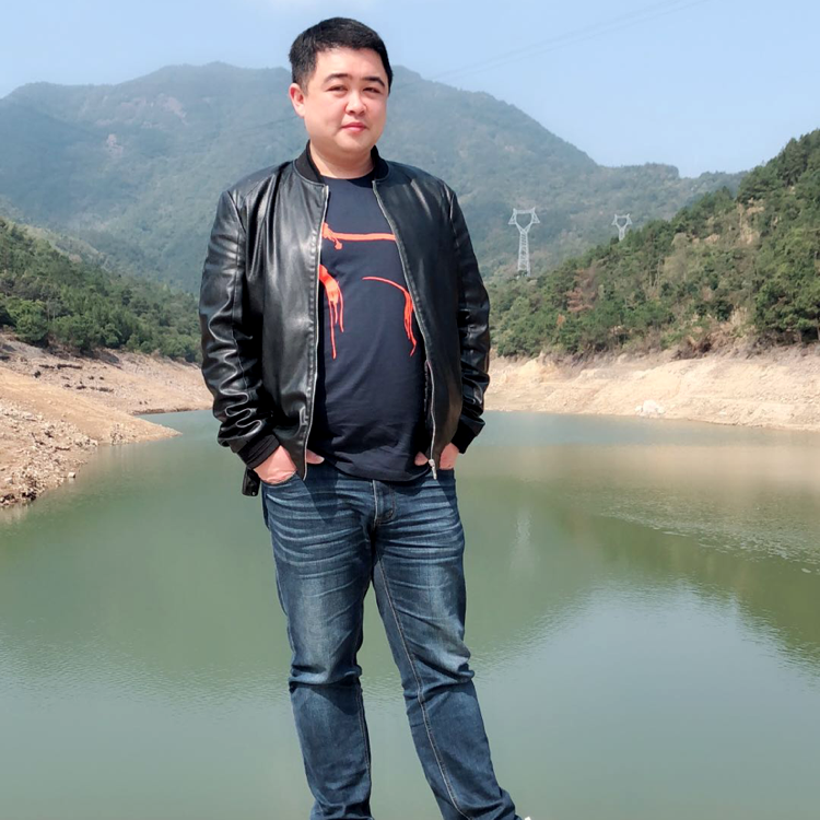 勤劳等待耳机的照片