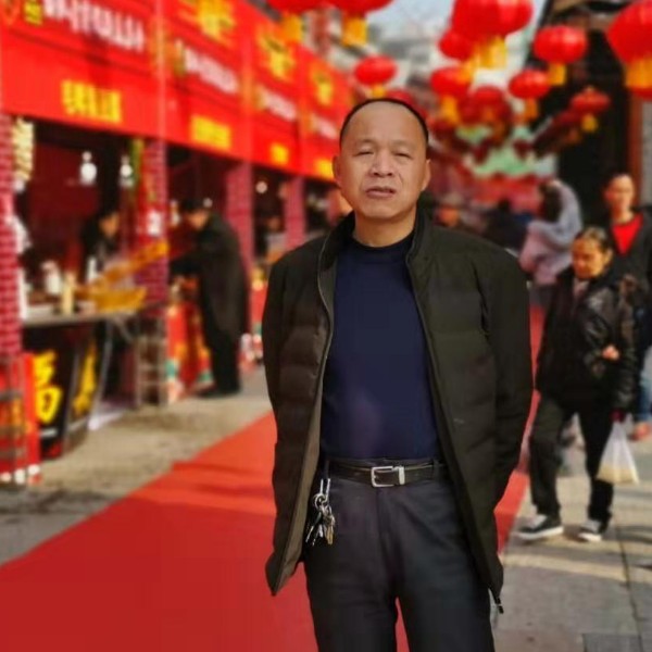 跳跃挽手向日葵的照片