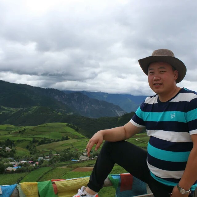 小松鼠吃醋单身的照片