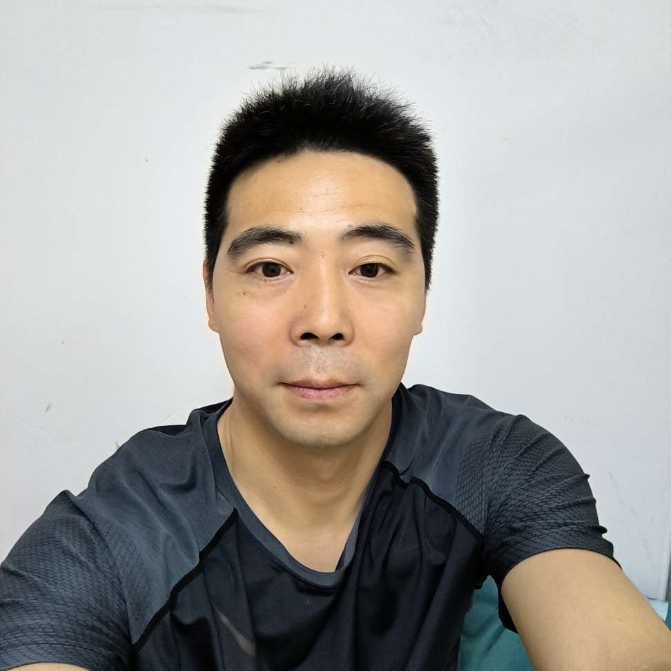 魁梧挽手微笑的照片