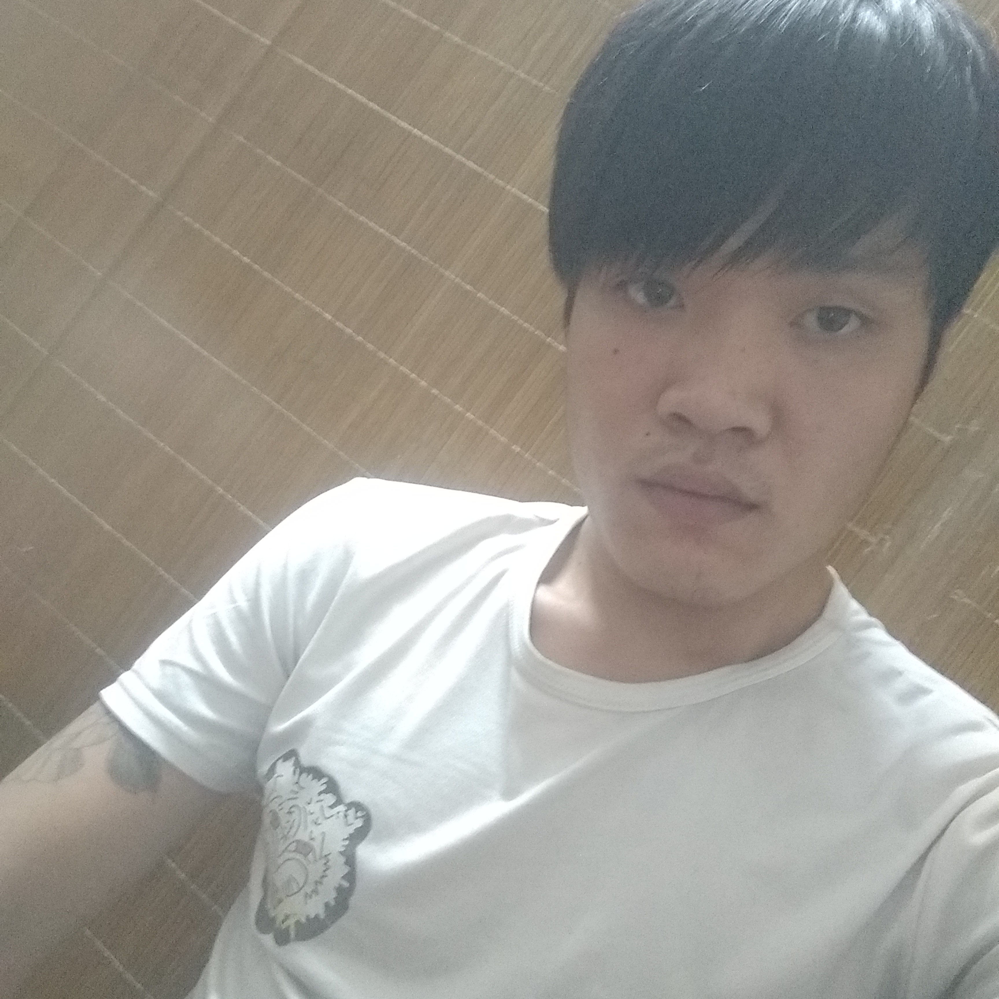 路人深拥甜甜的照片