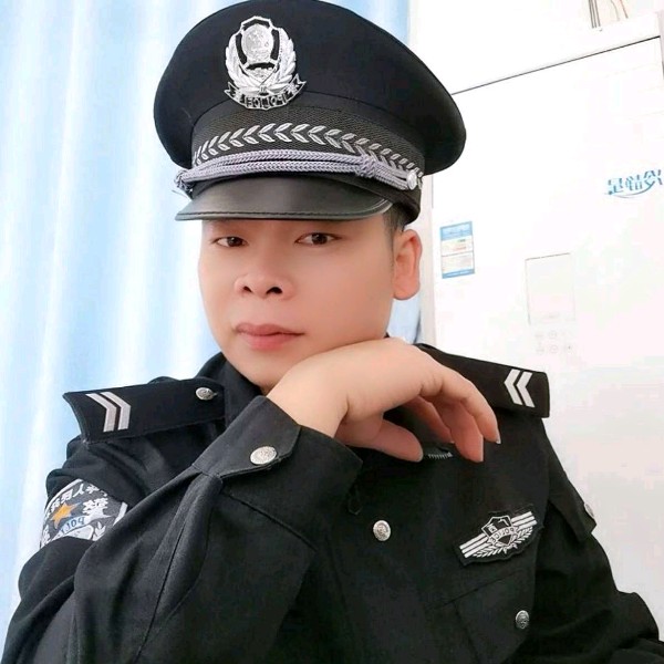 开放浅吻西装的照片